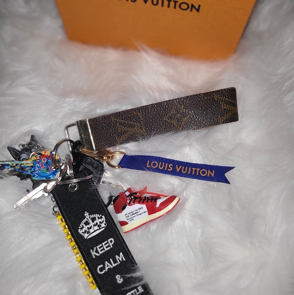 Louis Vuitton Keychain Ribbon - Picture 2 of 3